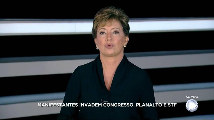 Christina Lemos no comando do Plantão de jornalismo da Record TV, no GC exibido na tela a emissora chama os vândalos de manifestantes