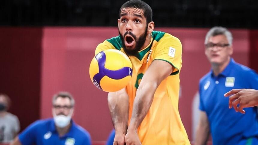 Wallace com a camisa da Seleção Brasileira de Vôlei, em trecho de um jogo