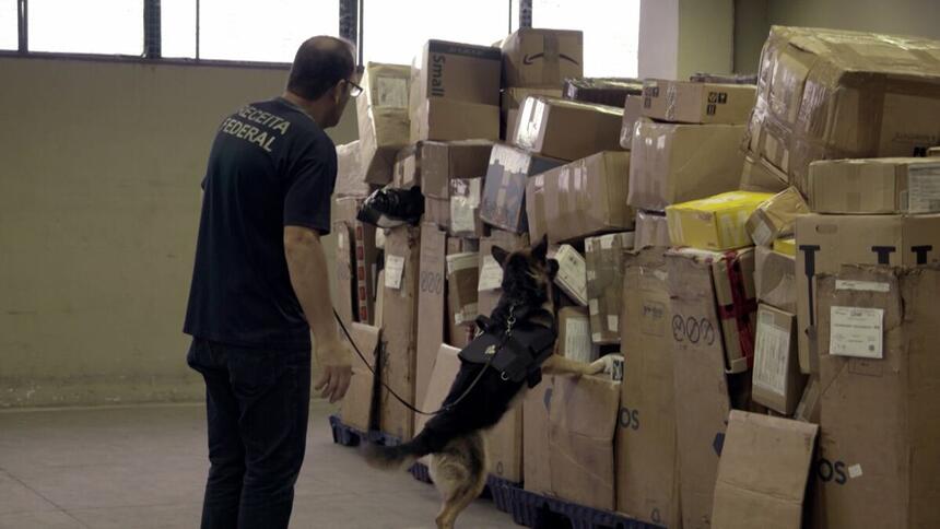 Cães farejadores encontram droga em centro de remessas do aeroporto do Galeão, no Rio de Janeiro. Ação será exibida na série Aeroporto nesta segunda-feira (27)