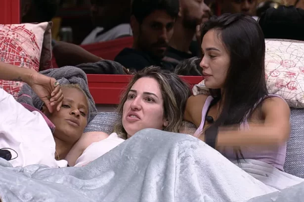 Aline, Amanda e Larissa sentadas no sofá conversando na sala do BBB 23