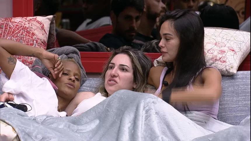 Aline, Amanda e Larissa sentadas no sofá conversando na sala do BBB 23