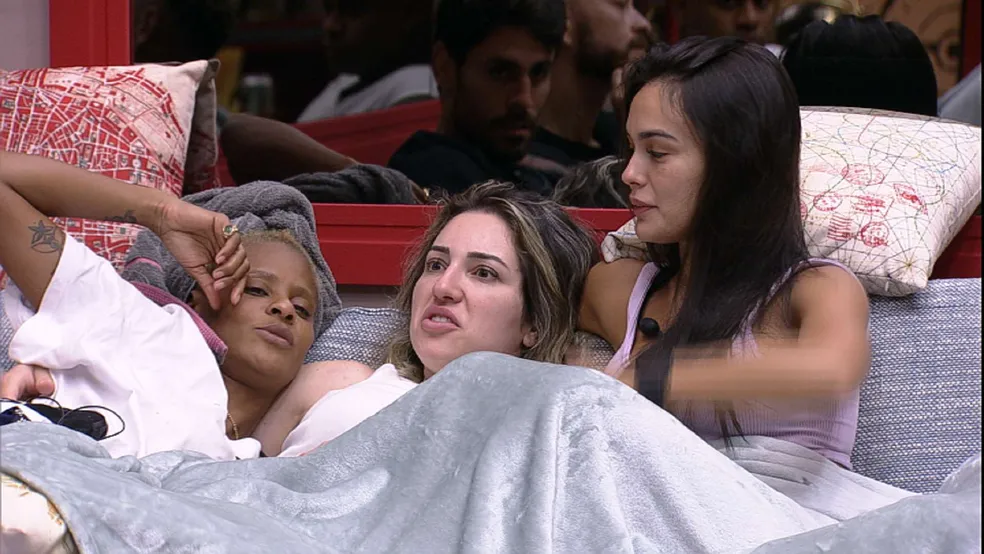 Aline, Amanda e Larissa sentadas no sofá conversando na sala do BBB 23