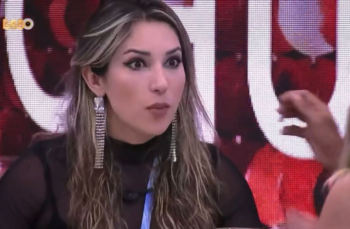 Amanda com cara de assustada durante Almoço do Anjo.