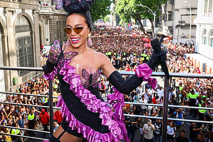 Anitta no bloco de carnaval no Rio de Janeiro