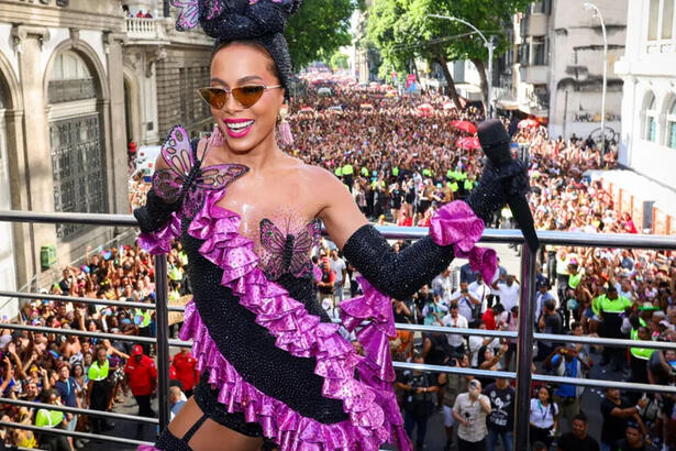 Anitta no bloco de carnaval no Rio de Janeiro