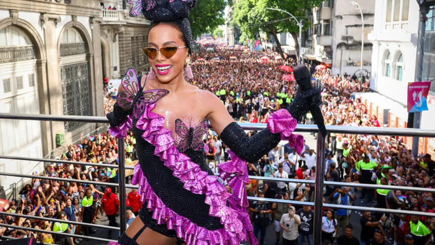 Anitta no bloco de carnaval no Rio de Janeiro