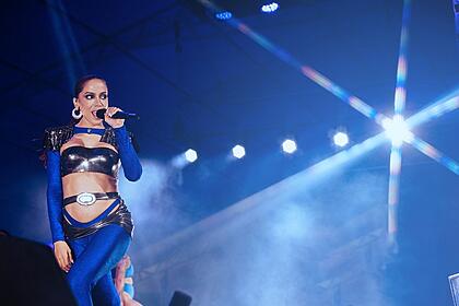 Anitta encerra turnê com show lotado em Curitiba neste domingo (12)