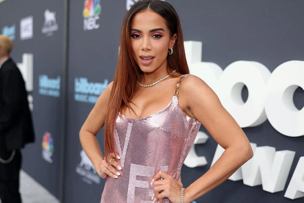 Anitta em foto posada em um evento internacional