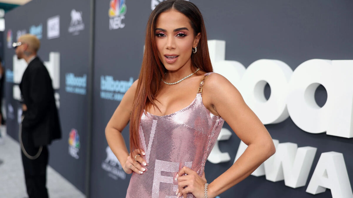 Anitta em foto posada em um evento internacional
