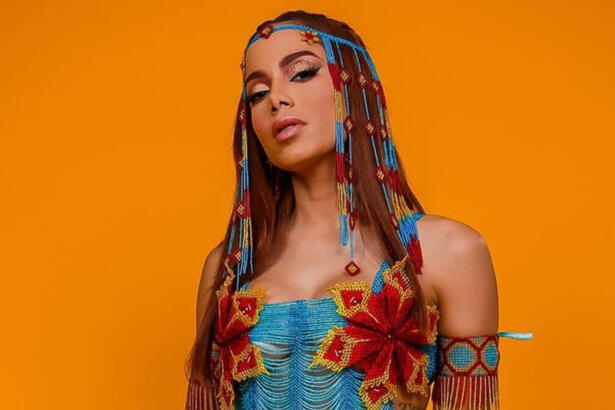 Anitta nos bastidores de um show, vestida para um bloco de Carnaval