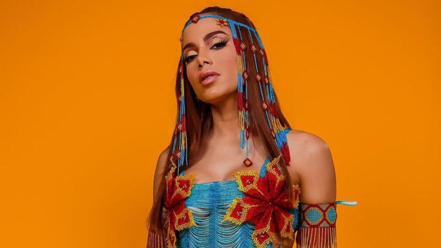 Anitta nos bastidores de um show, vestida para um bloco de Carnaval