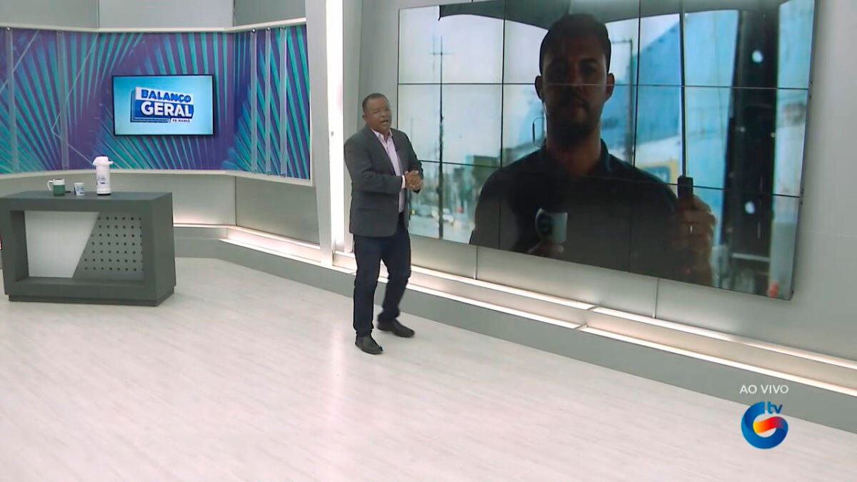 Evenilson Santana (Mike Tyson) no cenário do Balanço Geral Manhã, chamando o repórter Gedson Pontes que estava em um dos pontos de alagamento do Recife