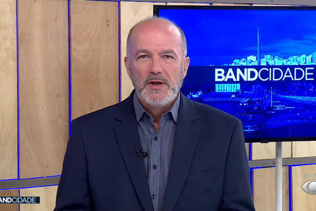 Sérgio Stock apresentando o Band Cidade, principal telejornal da Band RS,