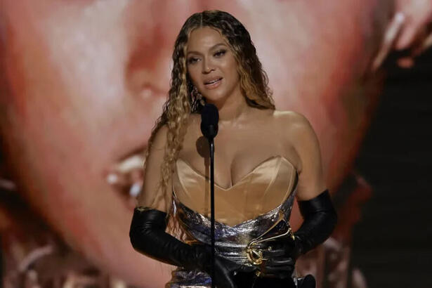 Beyoncé recebendo a premiação do Grammy 2023