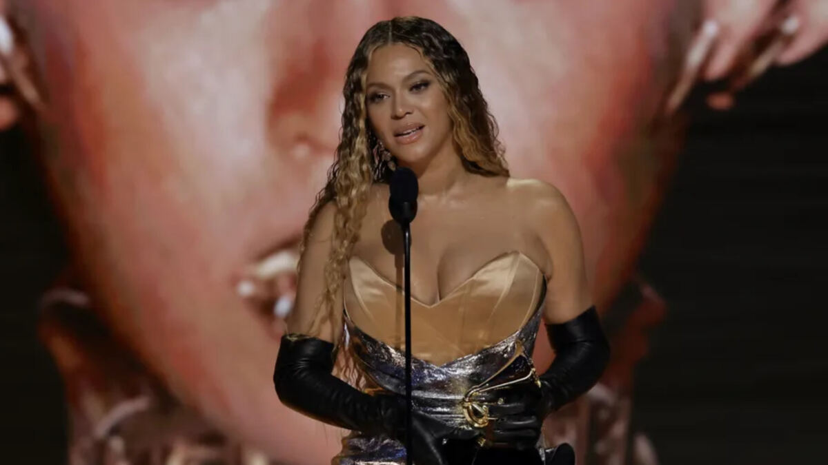 Beyoncé recebendo a premiação do Grammy 2023