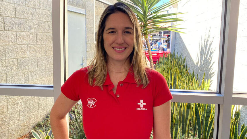 Bia Figueiredo, em foto posada, utilizando o uniforme de transmissões da Indy na TV Cultura