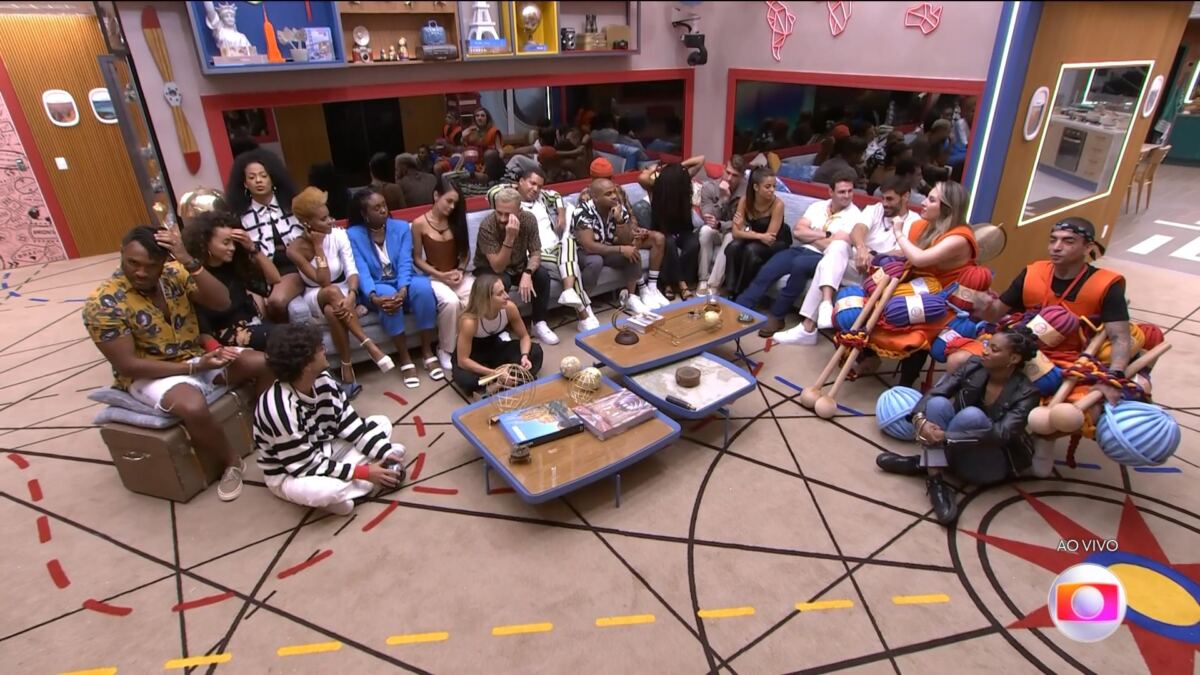 Participantes esperam para falar com Tadeu Schmidt para a formação do 3º Paredão do BBB 23