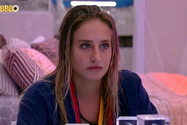 Bruna Griphao sentada no quarto do líder, olhando fixamente para a tela