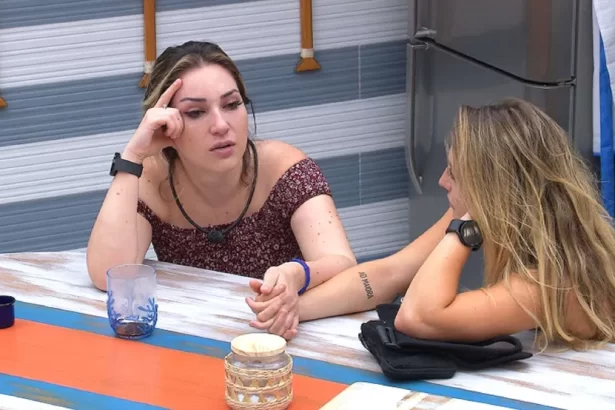 Bruna Griphao sentada na mesa da Xepa conversando com Amanda sobre Cristian