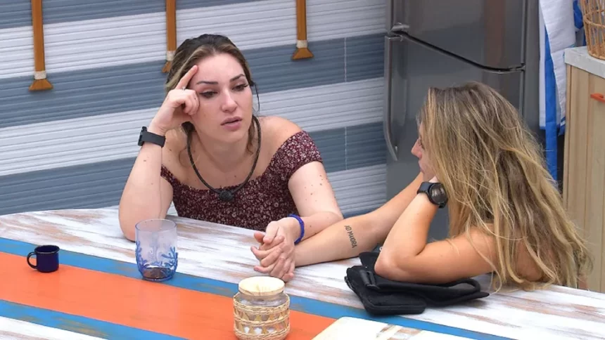 Bruna Griphao sentada na mesa da Xepa conversando com Amanda sobre Cristian