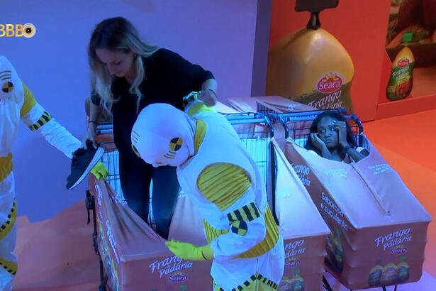 Bruna Griphao desistindo da Prova do Líder e deixando o carrinho de supermercado, com a ajuda do Dummy