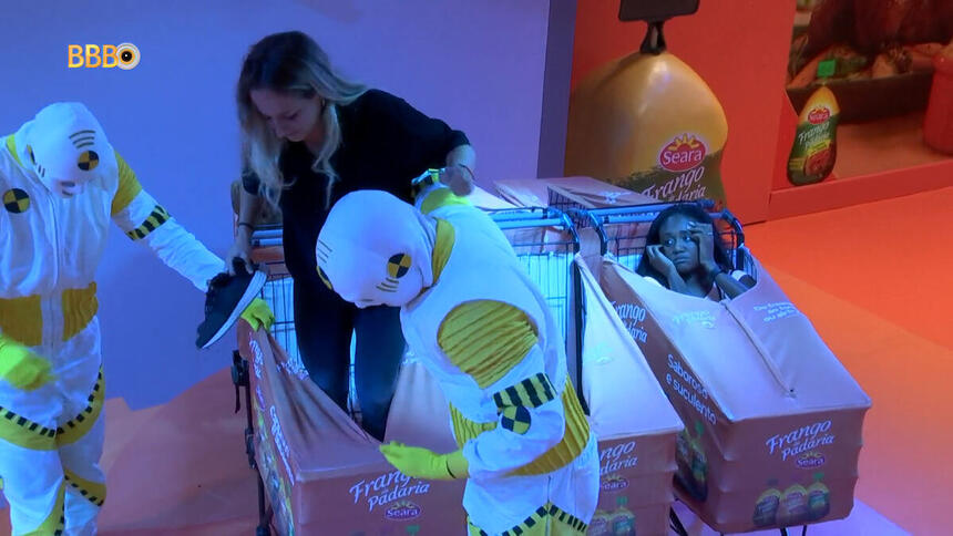 Bruna Griphao desistindo da Prova do Líder e deixando o carrinho de supermercado, com a ajuda do Dummy