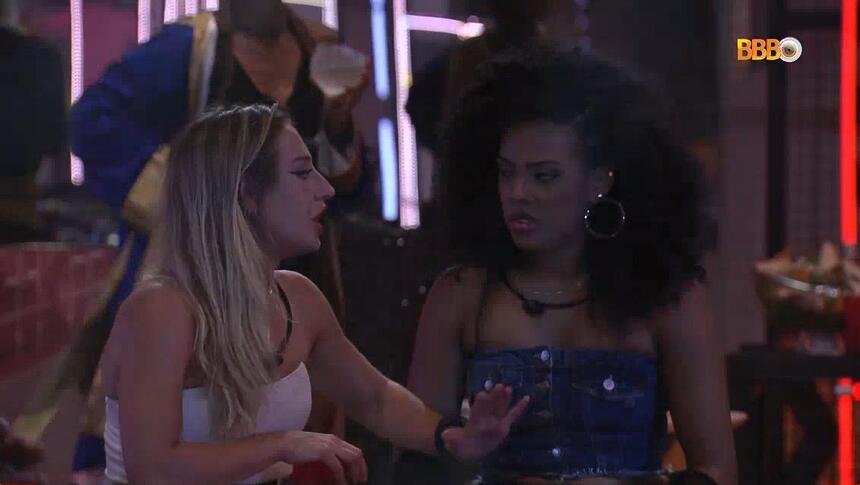 Bruna Griphao conversa com Marvvila na Festa do BBB 23