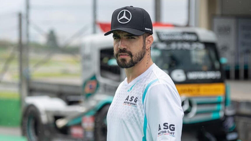 Caio Castro já posando com a camisa da ASG Motorsport, em um autódromo