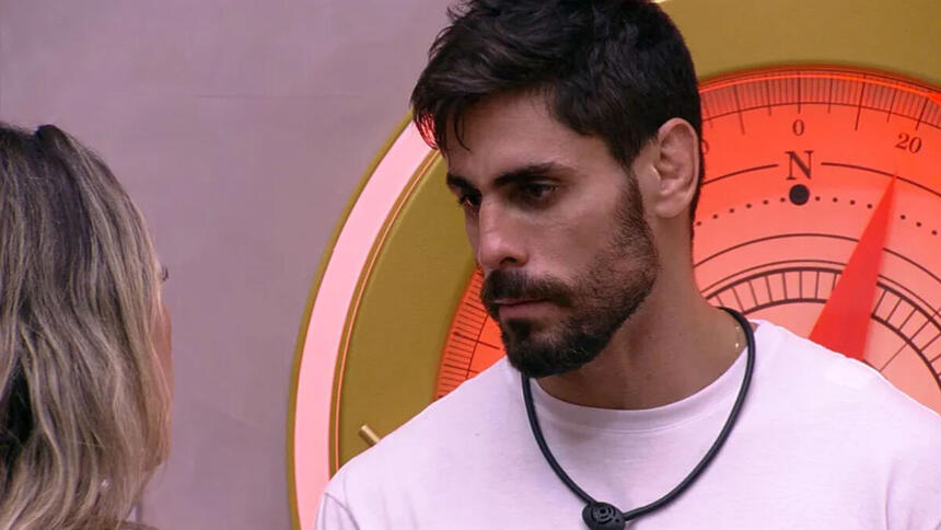 Cara de Sapato em conversa com Amanda, essa de costas , na sala do BBB 23