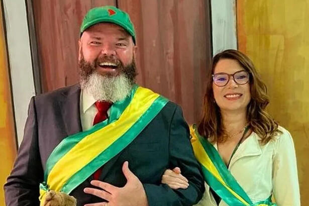 Nivia Sampaio e marido, fantasiados de Janja e Lula como Casal Presidencial no Carnaval 2023