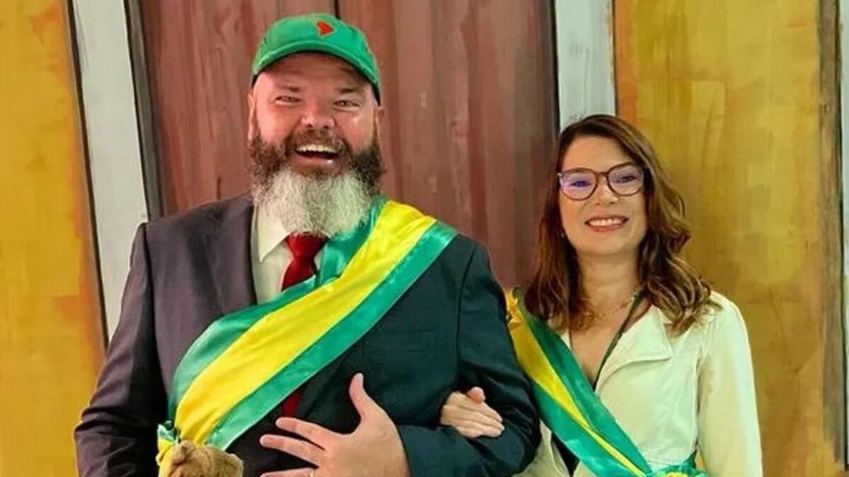 Nivia Sampaio e marido, fantasiados de Janja e Lula como Casal Presidencial no Carnaval 2023