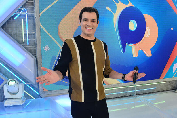 Celso Portiolli no estúdio do Passa ou Repassa, no SBT