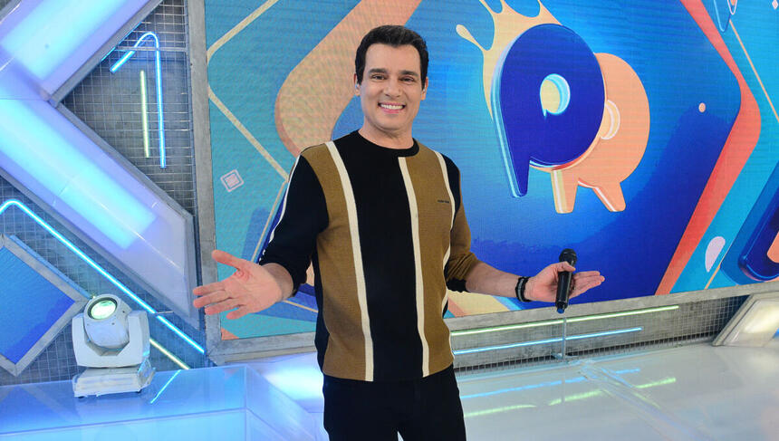 Celso Portiolli no estúdio do Passa ou Repassa, no SBT