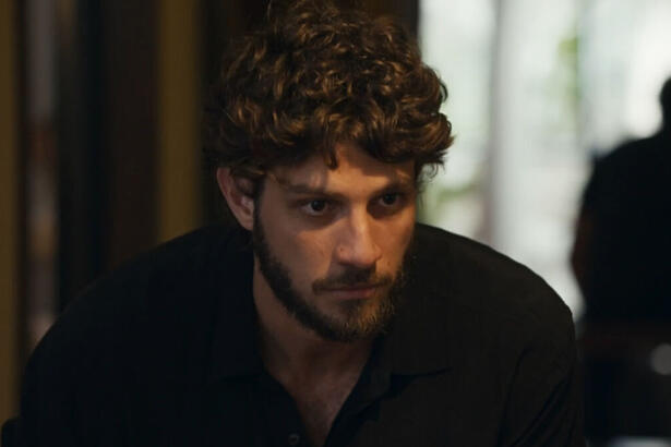 Chay Suede, como o personagem Ari, em trecho da novela Travessia