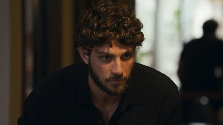 Chay Suede, como o personagem Ari, em trecho da novela Travessia