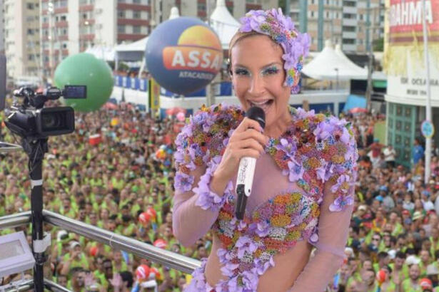 Claudia Leitte em foto posada, se apresentado no bloco Largadinho, em Salvador, com o público ao fundo