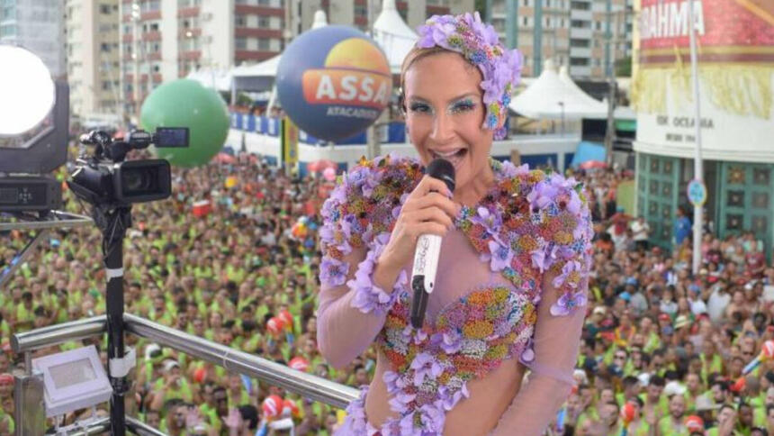 Claudia Leitte em foto posada, se apresentado no bloco Largadinho, em Salvador, com o público ao fundo