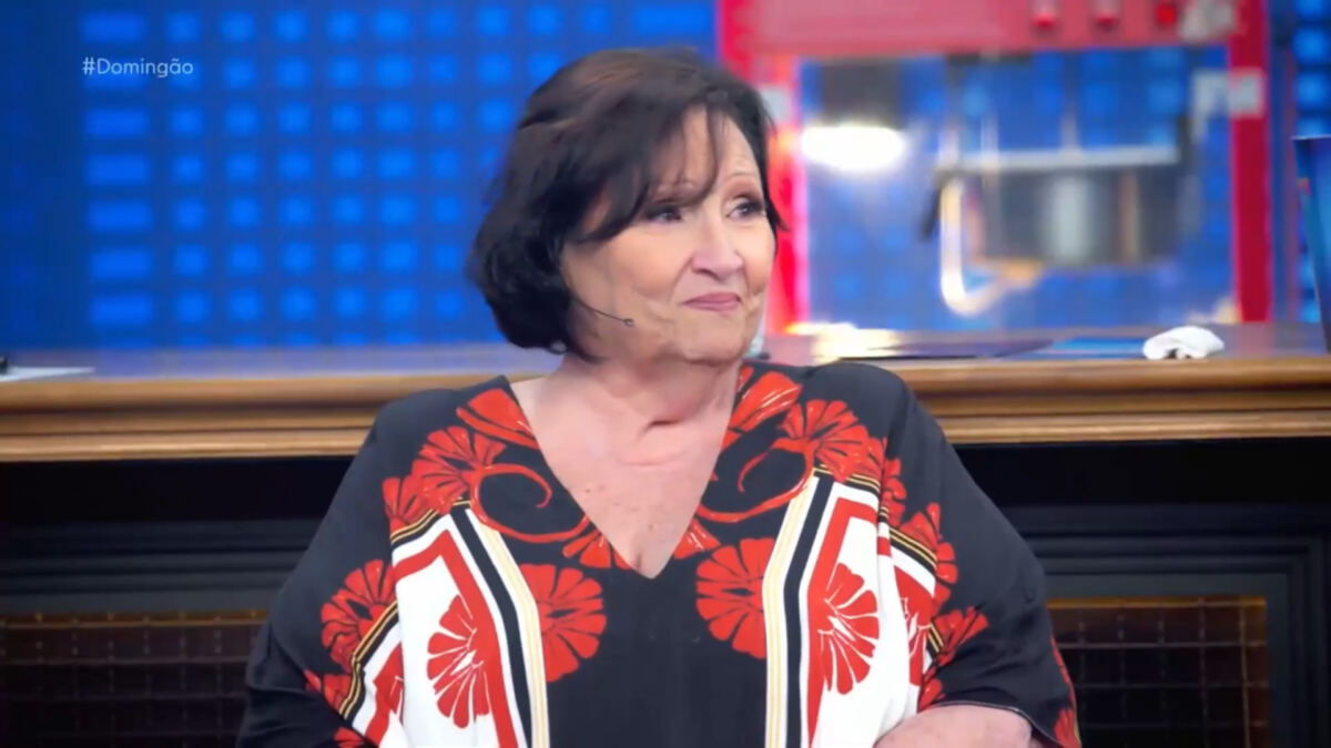 Déa Lúcia, sentada participando do Domingão