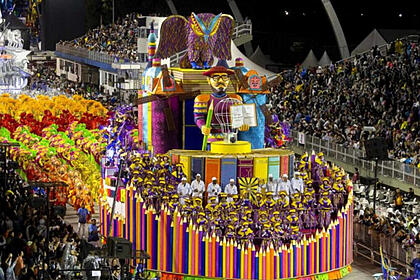 Trecho do desfile da Águia de Ouro no Carnaval 2022