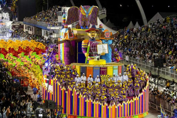 Trecho do desfile da Águia de Ouro no Carnaval 2022