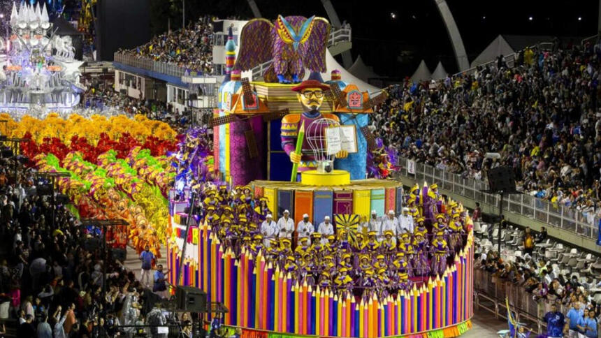 Trecho do desfile da Águia de Ouro no Carnaval 2022