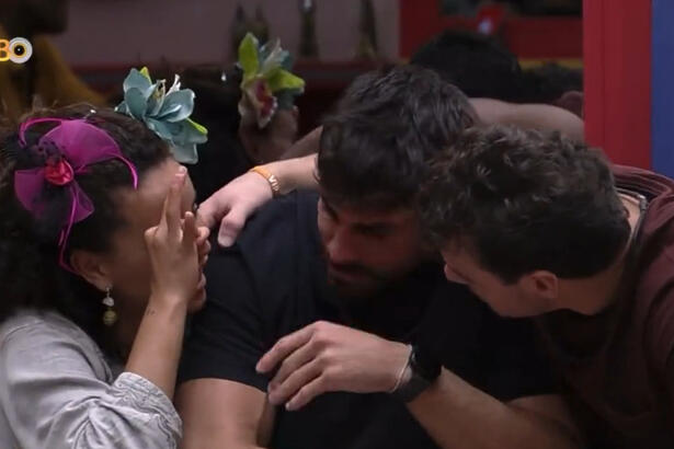 Domitila sentada ao lado de Gustavo e Cara de Sapato, no sofá do BBB 23