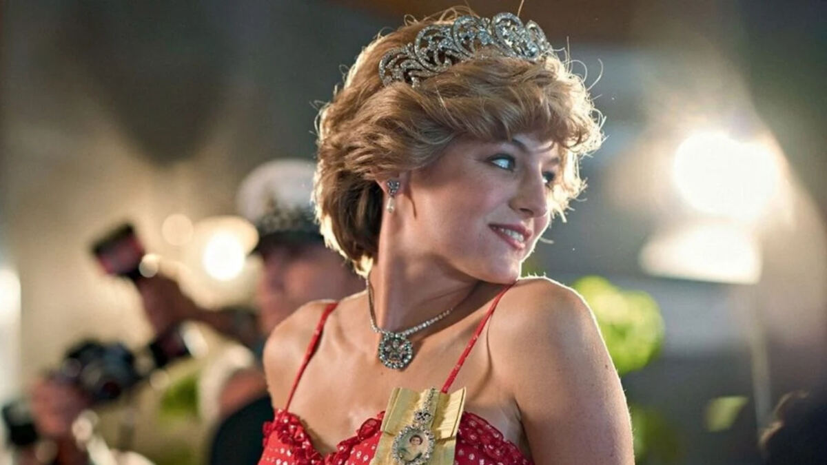Atriz Emma Corrin, em trecho da série The Crown