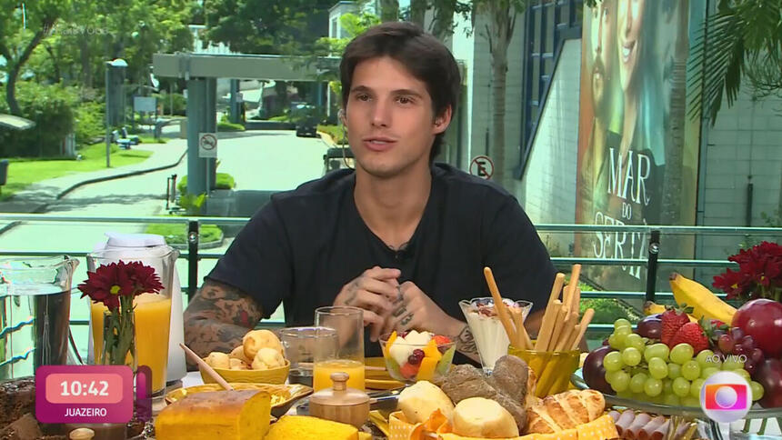 Gabriel sentado na mesa de café da manhã do Mais Você