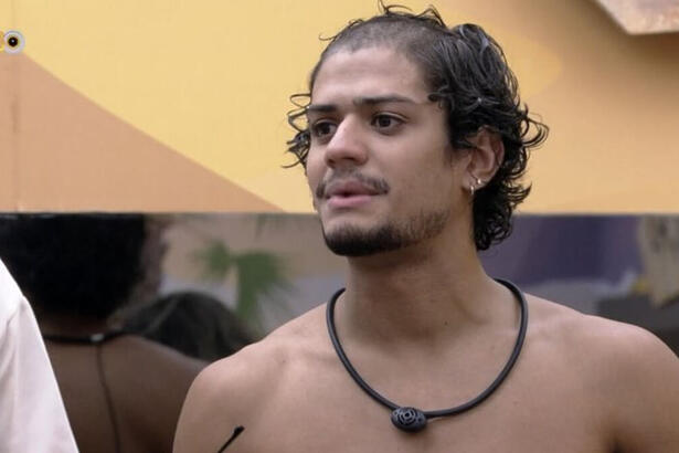 Gabriel Santana com parte do cabelo raspado no BBB 23