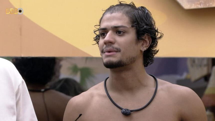 Gabriel Santana com parte do cabelo raspado no BBB 23