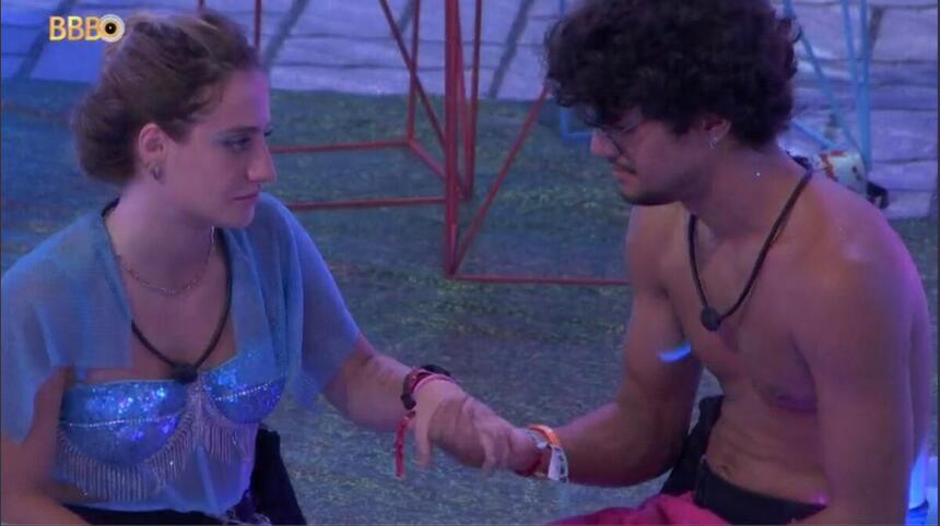 Bruna sentada de frente para Gabriel durante Festa do BBB 23