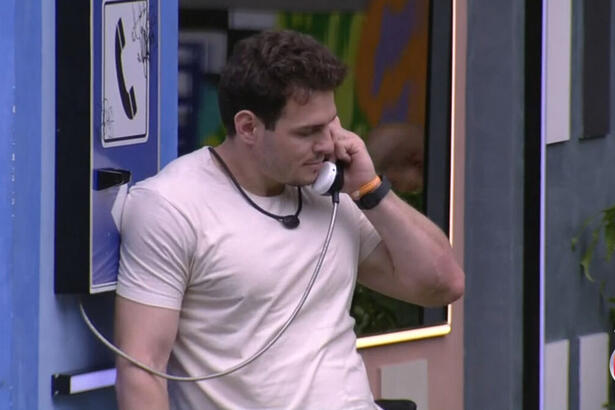 Gustavo atendendo o Big Fone no BBB 23