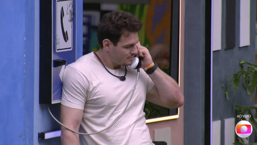 Gustavo atendendo o Big Fone no BBB 23