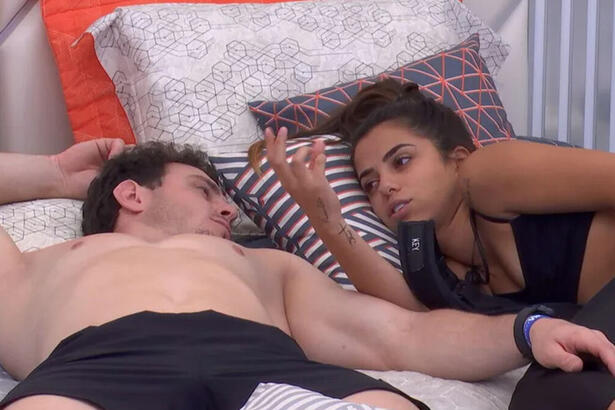 Gustavo deitado na Key Alves na cama do quarto do líder do BBB 23